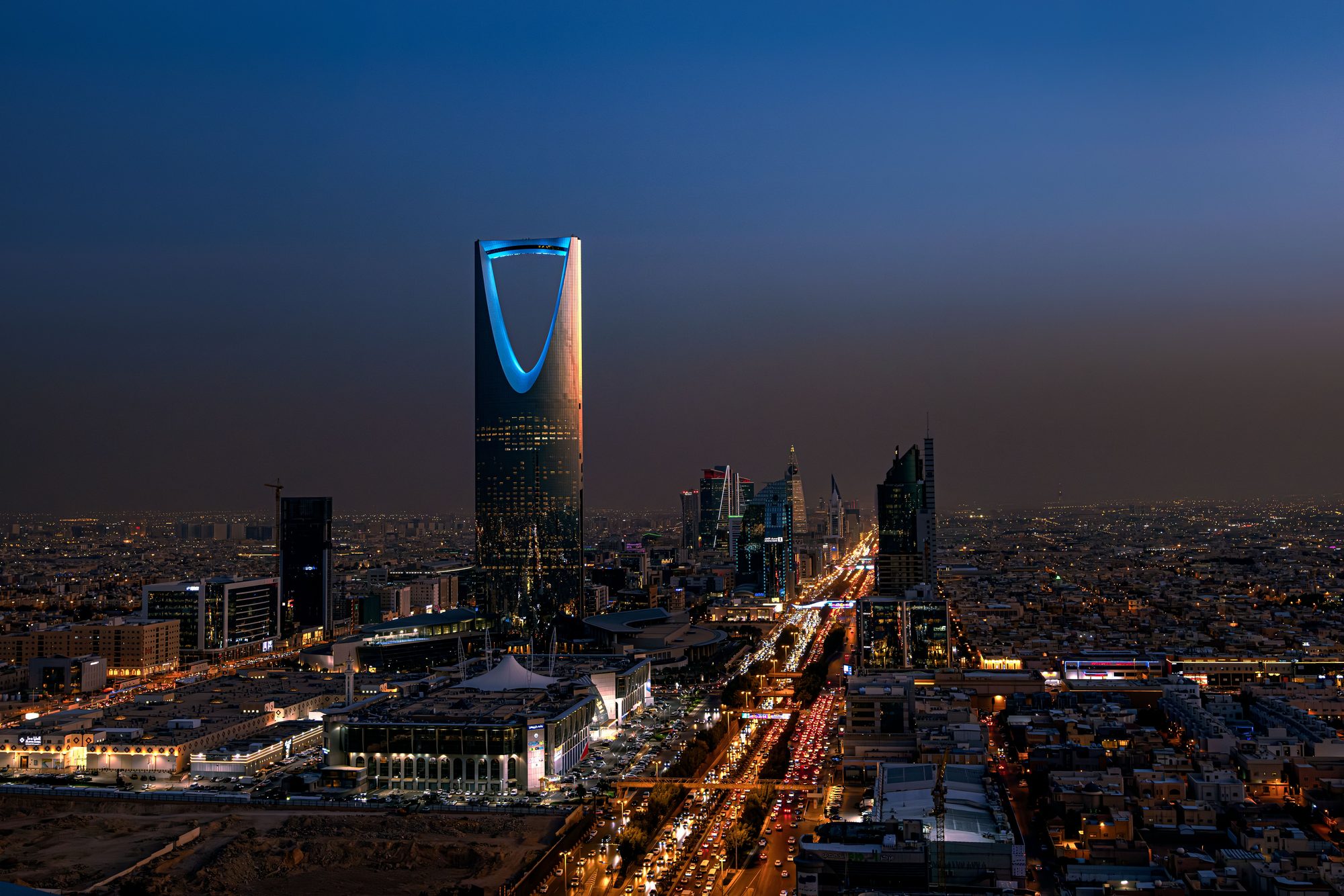 أفق الرياض ليلاً وبرج المملكة